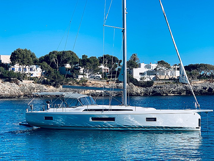 Barco de vela EN CHARTER, de la marca Beneteau modelo Oceanis 51.1 y del año 2019, disponible en Marina de Cala dOr Santanyí Mallorca España